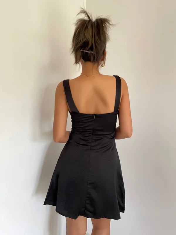 open-back-sleeveless-short-dress